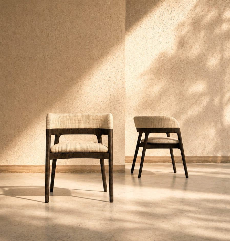 Dos sillas de la colección Nobleza sobre un muro texturado con luz natural